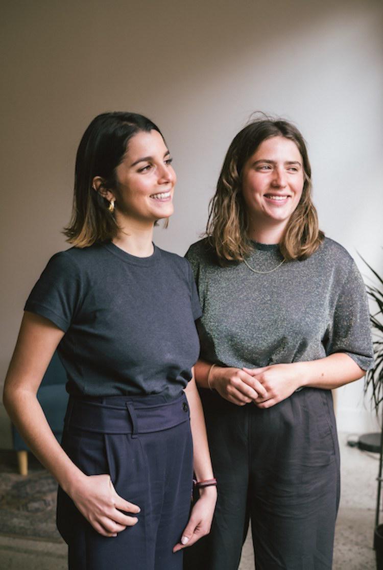 Carla Abiraad et Jasmine Manet, les fondatrices de Vocation, we tiennent droitent et regardent en souriant vers le lointain. 