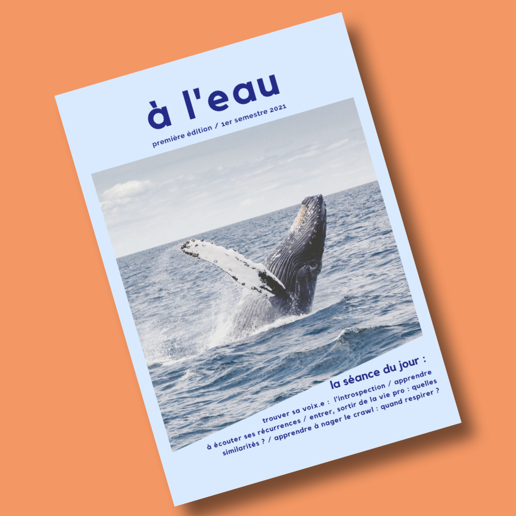 Couverture du magazine "A l'eau" de Our Millenials Today. On y voit le titre du mazagine en bleu marine. En dessous, une baleine plonge dans l'eau. 