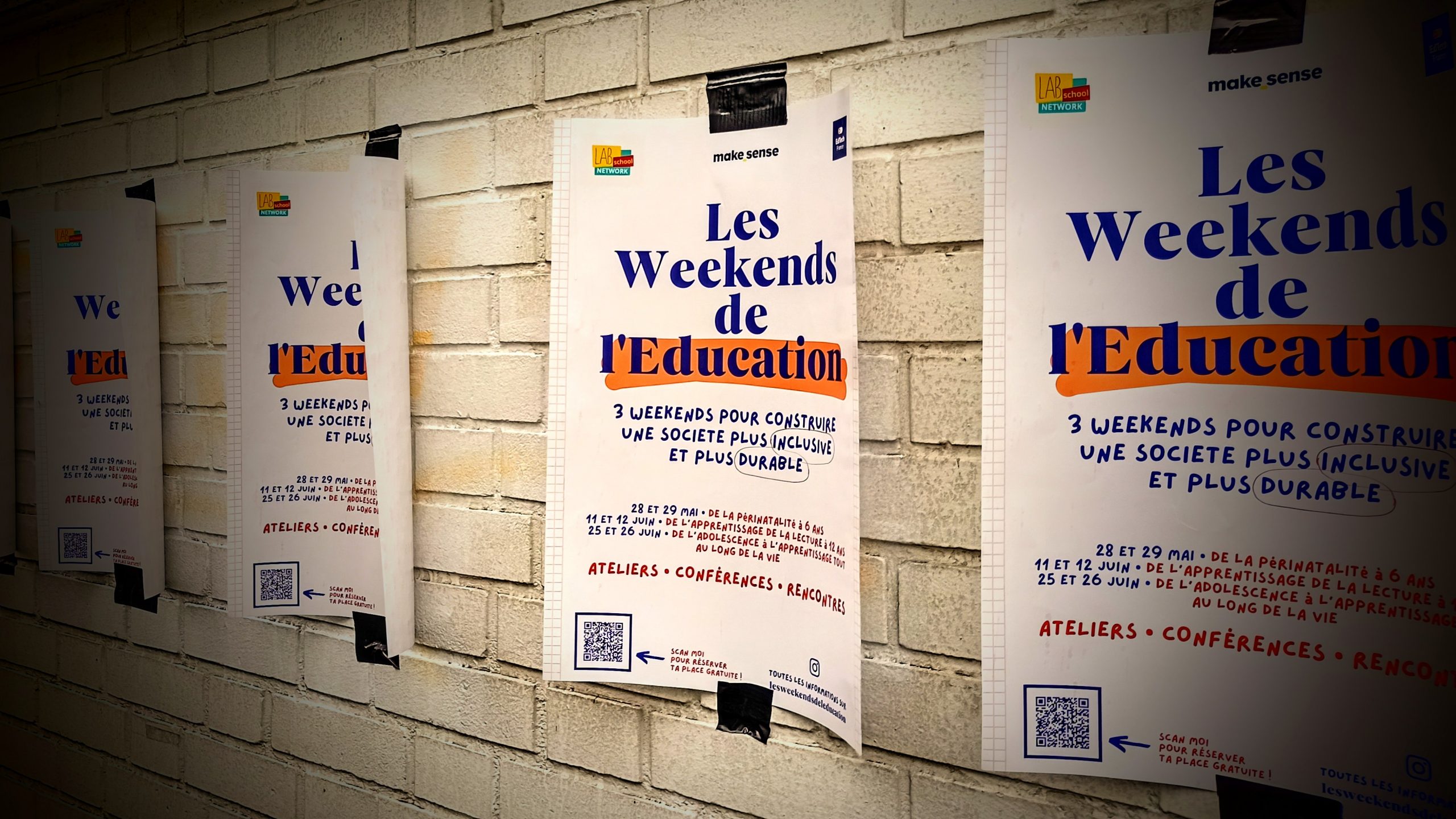 Affiches des weekends de l'éducation, accrochées à l'entrée du Lab School Montreuil.